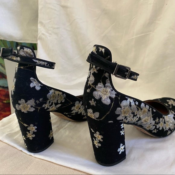 Franco Sarto Tapestry ankle strap pumps.  Size 8, 3.5”heels. Perfect condition - Picture 6 of 10